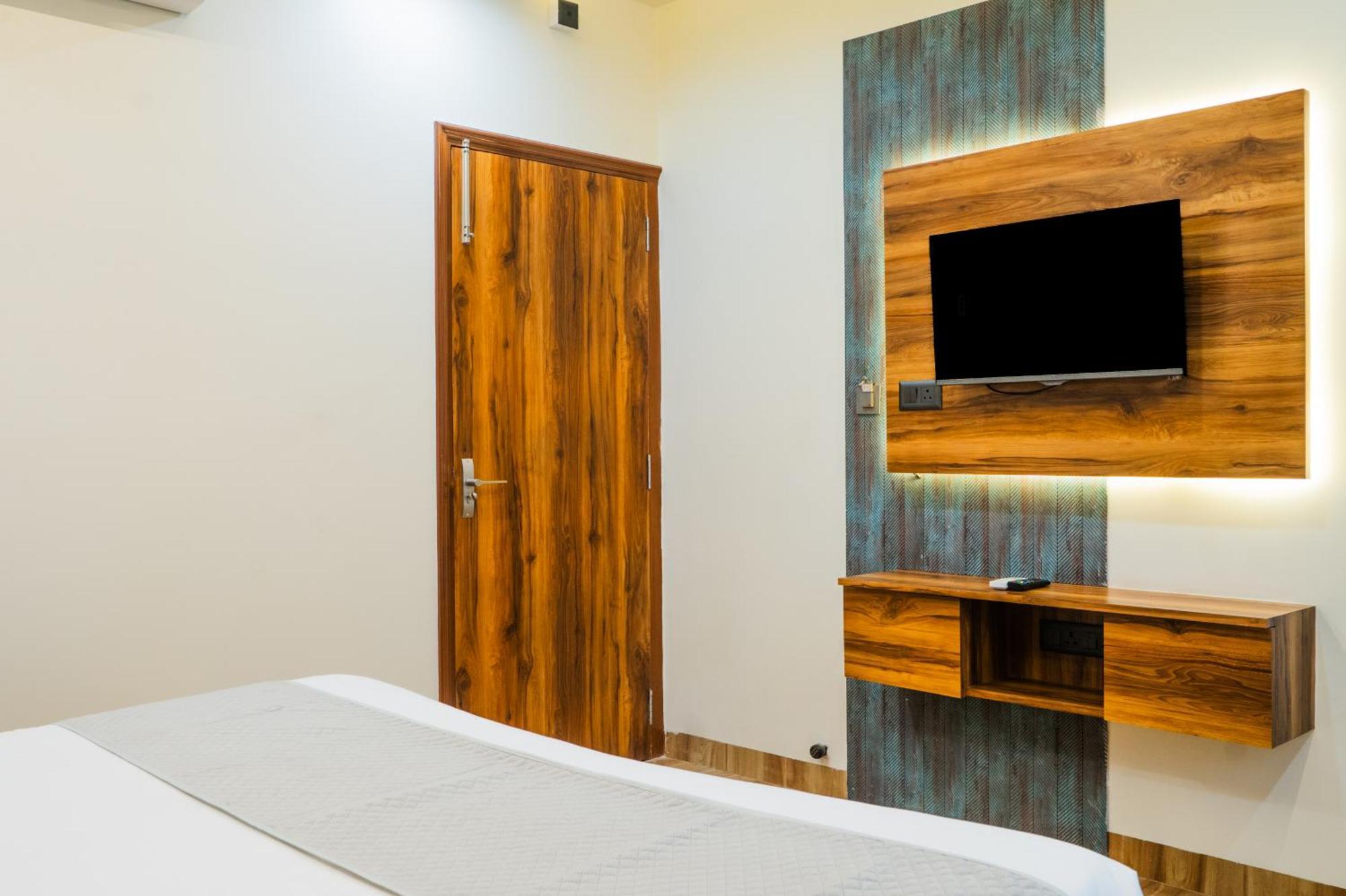 De Grand Dwarka-near Airport Hotel 3*