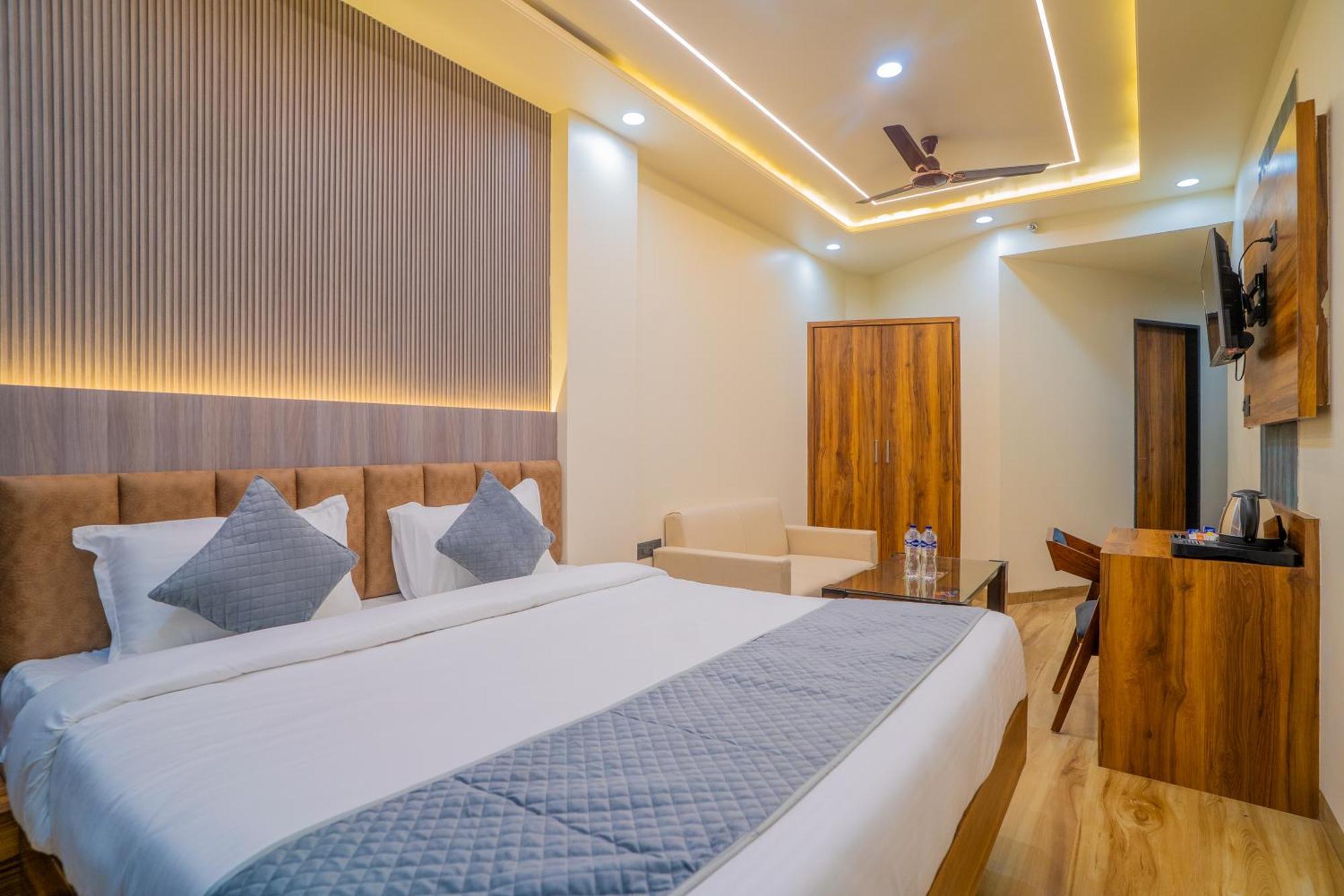 De Grand Dwarka-near Airport Hotel