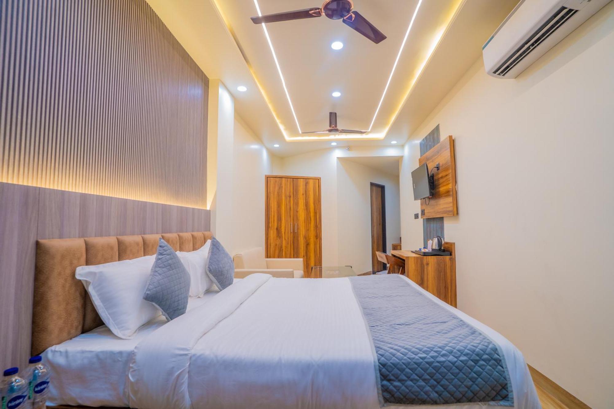 De Grand Dwarka-near Airport Hotel 3*
